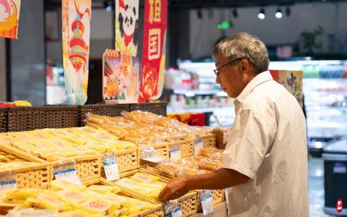 中秋佳節臨近，各式月餅搶“鮮”上市，食品市場迎來銷售熱潮
